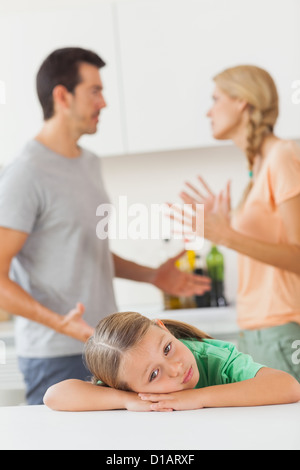 Giovane sostenendo dietro una ragazza triste Foto Stock