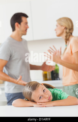I genitori sostenendo dietro una ragazza triste Foto Stock