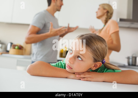Arrabbiato sostenendo i genitori dietro una ragazza triste Foto Stock