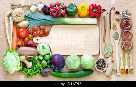 Spezie e verdure vintage di confine e svuotare il taglio della scheda sfondo astratto Foto Stock