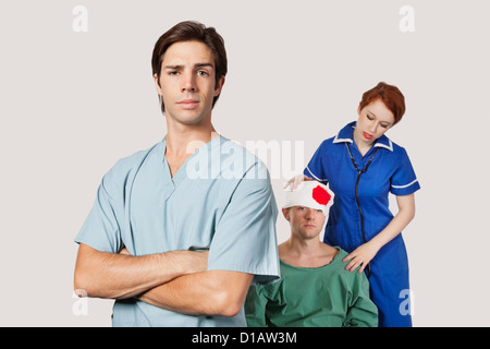 Ritratto maschile femminile medico infermiere il trattamento di un paziente ferito Foto Stock