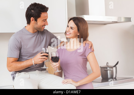 Accoppiare la tostatura con un bicchiere di vino Foto Stock