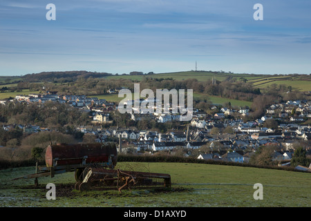 Vecchia fattoria abbandonata macchinari in un campo con vista sulla città di Okehampton. Parco Nazionale di Dartmoor Devon UK Foto Stock