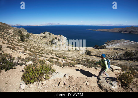 Donna escursionismo su Isla del Sol (Isola del Sole), il lago Titicaca, Bolivia Foto Stock