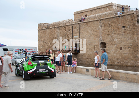 Rally Cipro 2012 Yazeed Racing Ford Fiesta RRC passando il fortilizio medievale nel porto di Paphos Cipro Foto Stock