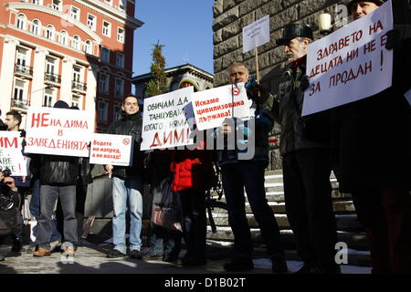 Sofia, Bulgaria; 13 dicembre 2012. Gruppo di anti-fumo manifestanti holding segni di protesta con slogan come "fateci ballare senza fumo". Il rally è stato organizzato da "Bez Dim' (senza fumo) movimento per protestare contro una proposta di rammollimento della legge antifumo in Bulgaria. Credito: Johann Brandstatter / Alamy Live News Foto Stock