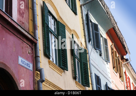 La piccola piazza nel centro storico di Sibiu in Romania con le sue facciate colorate Foto Stock