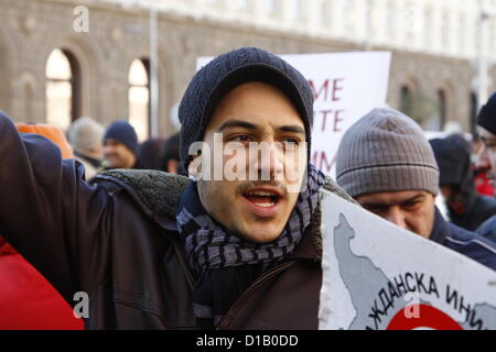 Sofia, Bulgaria; 13 dicembre 2012. Protester cantando slogan durante l'anti-fumo rally nel centro di Sofia. Il 'Bez Dim' movimento vuole mantenere il rigoroso divieto di fumare in tutti i pubblici chiusi in Bulgaria invariato. Credito: Johann Brandstatter / Alamy Live News Foto Stock