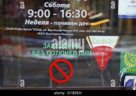 Sofia, Bulgaria; 13 dicembre 2012. Non-fumatori segno su un caffè nel centro di Sofia. Dal 1 giugno 2012 è severamente vietato fumare in tutti i bar, pub, ristoranti e anche gli stadi di calcio. Credito: Johann Brandstatter / Alamy Live News Foto Stock