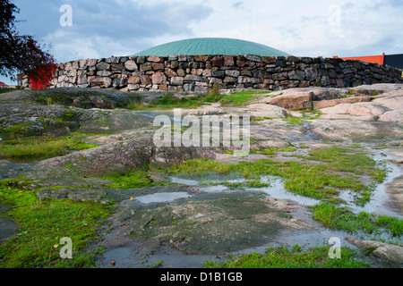 Esterno della Chiesa Temppeliaukio costruito all'interno di rock in Helsinki Finlandia Foto Stock