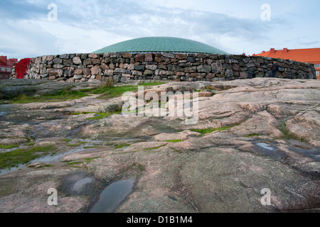 Esterno della Chiesa Temppeliaukio costruito all'interno di rock in Helsinki Finlandia Foto Stock