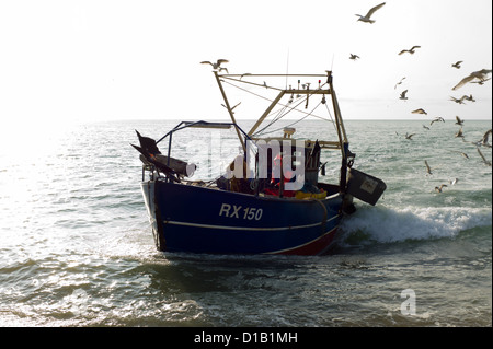 Barca da pesca Sbarco sulla spiaggia,Hastings,Sussex Foto Stock