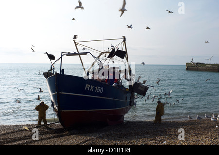 Barca da pesca di cattura di scarico,Hastings Foto Stock