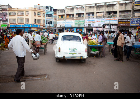 Il traffico in Mysore marketplace Foto Stock