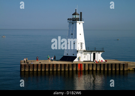 Il Ludington la luce alla fine del frangionde sulle Pere Marquette porto situato in Ludington, Michigan, Stati Uniti d'America. Foto Stock