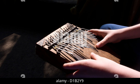 Giovane ragazzo giocando mbira pollice pianoforte Foto Stock