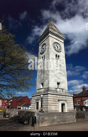 Il Nicholson War Memorial monumento della città mercato di Leek, Staffordshire, Inghilterra, Regno Unito. Foto Stock