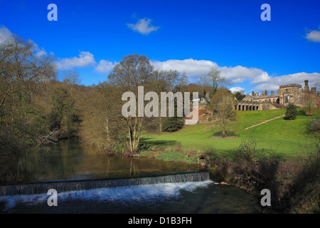 Il fiume collettore e Ilam Hall nel villaggio di Ilam, Staffordshire, Peak District, Nazionale, Parco, England, Regno Unito Foto Stock