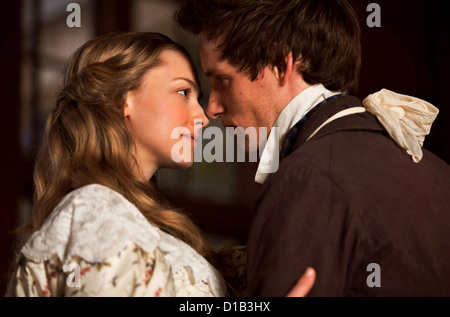 LES MISERABLES 2012 Universal Pictures film con Amanda Seyfried come Cosette e Eddie Redmayne come Marius Foto Stock