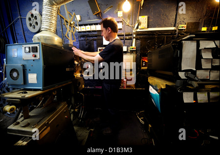 Jon Barrenechea il manager del Duca di York cinema all'interno della sala di proiezione Foto Stock