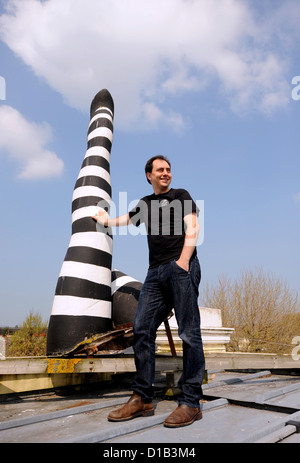 Jon Barrenechea il manager del Duca di York cinema in Brighton sul tetto con con famose gambe che sono diventati un punto di riferimento Foto Stock