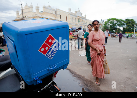 Il moderno mondo incontra il tradizionale ogni giorno la vita di Mysore market place Foto Stock