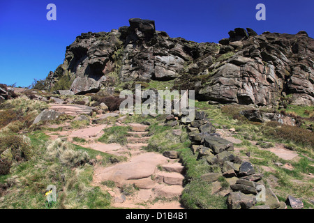 La molla vista sulle formazioni rocciose presso il roaches rocce, Staffordshire County, England, Regno Unito Foto Stock