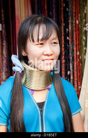 'Ma giocare', musicista femmina dal Kayan gruppo di minoranza, Huai Seau Tao, Mae Hong Son Provincia, Thailandia Foto Stock