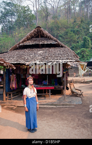 Una donna dalla Kayan gruppo di minoranza accanto al suo negozio di articoli da regalo, Huai Seau Tao, Mae Hong Son Provincia, Thailandia Foto Stock