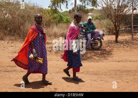 Le donne Masai che presso il predatore del fondo di compensazione di giorno di paga, Gruppo Mbirikani Ranch, Kenya, Africa Foto Stock