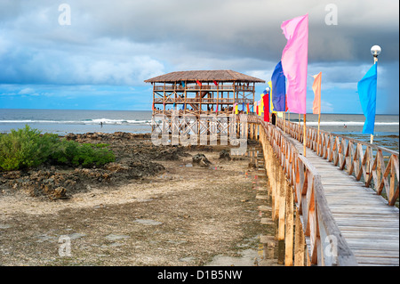 Punto di vista nell'oceano al Cloud Nine surf point, Siargao island , Filippine Foto Stock