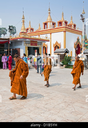 I monaci che prendono parte a " POY hanno cantato lungo' festival dove giovane debuttante monaci sono ordinati, Wat Jong Klang, Mae Hong Son, Thailandia Foto Stock