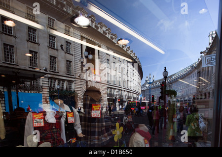 Londra, Regno Unito, Regent Street spigelt nella finestra di un sul business Foto Stock