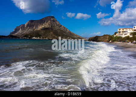 Isola di Telendos visto da Kalymos, Grecia con onda di rottura Foto Stock