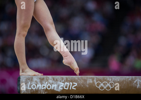 Dettaglio di preformatura ginnasta sul fascio di equilibrio durante la donna della squadra di ginnastica finali all'2012 Olimpiadi Estive Foto Stock