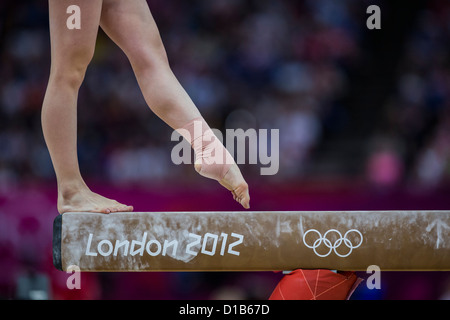Dettaglio di preformatura ginnasta sul fascio di equilibrio durante la donna della squadra di ginnastica finali all'2012 Olimpiadi Estive Foto Stock