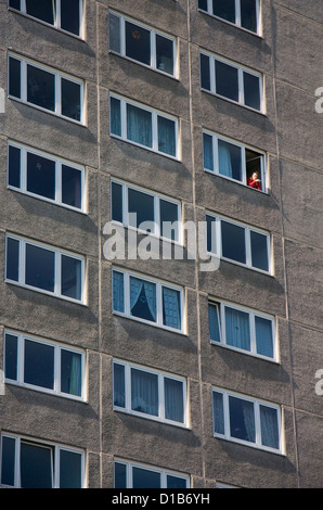 Berlino, Germania, un uomo guarda al di fuori della sua finestra Foto Stock