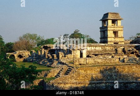 El Palacio, il palazzo, Palenque sito archeologico, Palenque, Chiapas, Messico Foto Stock
