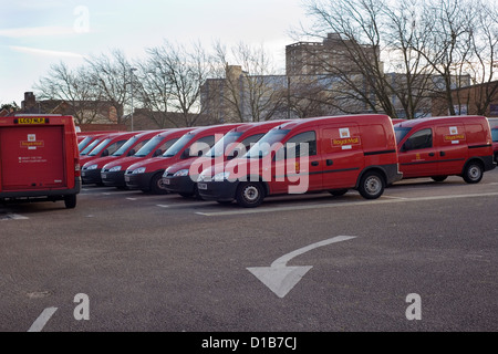 Parcheggio auto piena di Royal Mail furgoni per la consegna Foto Stock