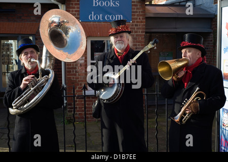 I musicisti in periodo di gioco di abbigliamento all'entrata di cantieri per il festival in stile vittoriano del natale di Portsmouth Foto Stock