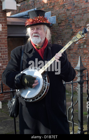 I musicisti in periodo di gioco di abbigliamento all'entrata di cantieri per il festival in stile vittoriano del natale di Portsmouth Foto Stock