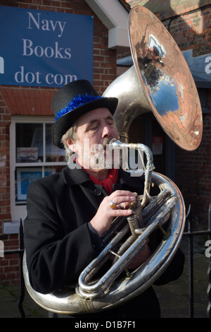 I musicisti in periodo di gioco di abbigliamento all'entrata di cantieri per il festival in stile vittoriano del natale di Portsmouth Foto Stock