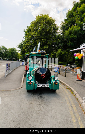 Un autotreno progettato per assomigliare ad un palazzo del XIX secolo il treno a vapore che porta i passeggeri da e per il parco auto a Bowness Pier Foto Stock