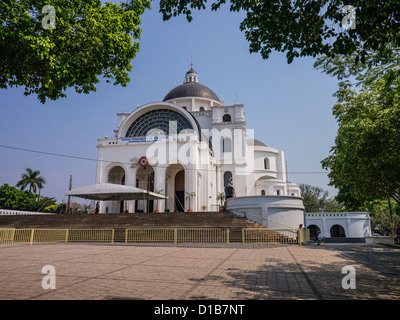 Esterno della Basilica della Vergine di Caacupé, Paraguay. Foto Stock