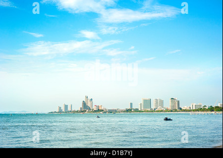 Skyline di Pattaya nella giornata del sole, Thailandia Foto Stock