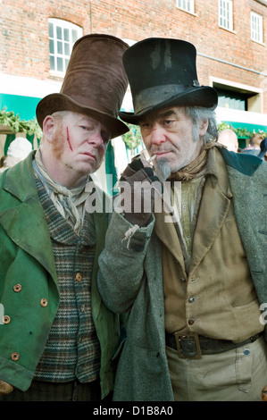 Unsavory personaggi vestiti in periodo tradizionale abbigliamento intrattenere i visitatori al Victorian festa di natale di Portsmouth Foto Stock