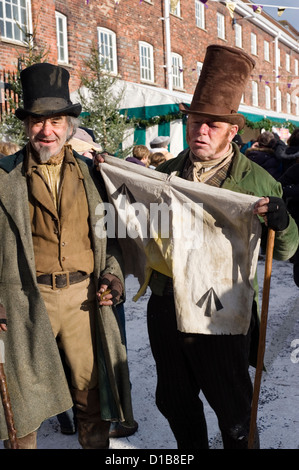 Unsavory personaggi vestiti in periodo tradizionale abbigliamento intrattenere i visitatori al Victorian festa di natale di Portsmouth Foto Stock