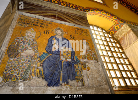 Mosaico sul livello superiore di Hagia Sophia di cristo con Costantino monomachus ed Empress Zoe con offerte Istanbul TURCHIA Foto Stock