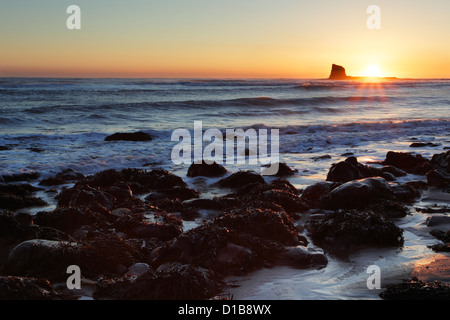 Alba sul nero al NAB Saltwick Bay nei pressi di Whitby nel Nord Yorkshire costa entro il North York Moors National Park Foto Stock