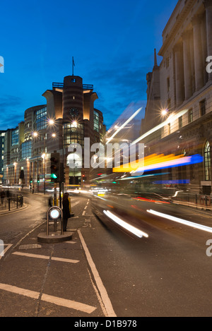 Banca di giunzione a notte,vista ad ovest verso il pollame,città di Londra, Inghilterra Foto Stock